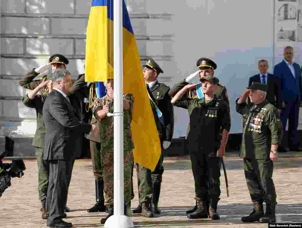 Президент Петро Порошенко на церемонії підняття державного прапора на Софійській площі 23 серпня