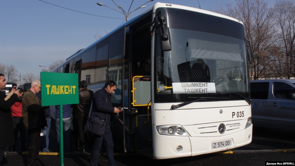 Пассажиры садятся на автобус в день открытия международного автобусного маршрута «Ташкент – Шымкент».