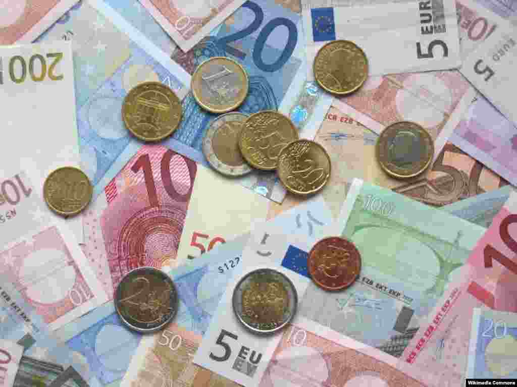 EU - A picture of some Euro banknotes and various Euro coins, 14Oct2006 - EU50 Euro was introduced in 2002 as a single European currency of the Eurozone 