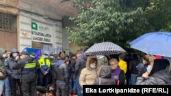 Акция протеста у входа в здание, где проходило заседание окружной избирательной комиссии Батуми