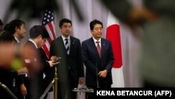 јапонскиот премиер Шинзо Абе по средбата со новоизбраниот претседател на САД Доналд Трамп, Њујорк, 17.11.2016.