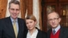 Юлия Тимошенко вместе с послом США на Украине Джеффри Пайеттом и главой миссии ЕС Яном Томбинским во время встречи в Киеве 23 февраля 