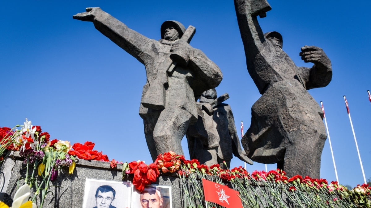 У Латвії дозволили зносити радянські памʼятники. Росія хоче «покарати» її за це