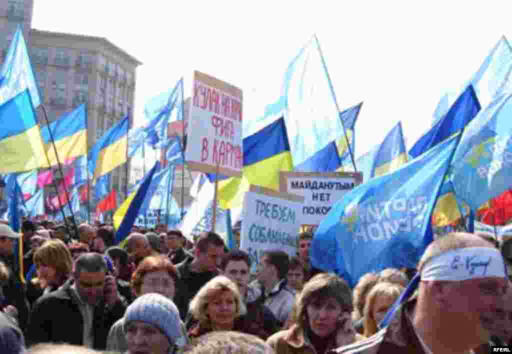 Flag Waving - On European Square, flag waving was a popular method of showing support for the ruling coalition. (photo: RFE/RL)