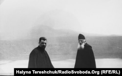 Отець Климентій Шептицький (ліворуч)