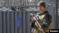 Український військовий несе варту під час військових навчань під Миколаєвом, 14 квітня 2014 року