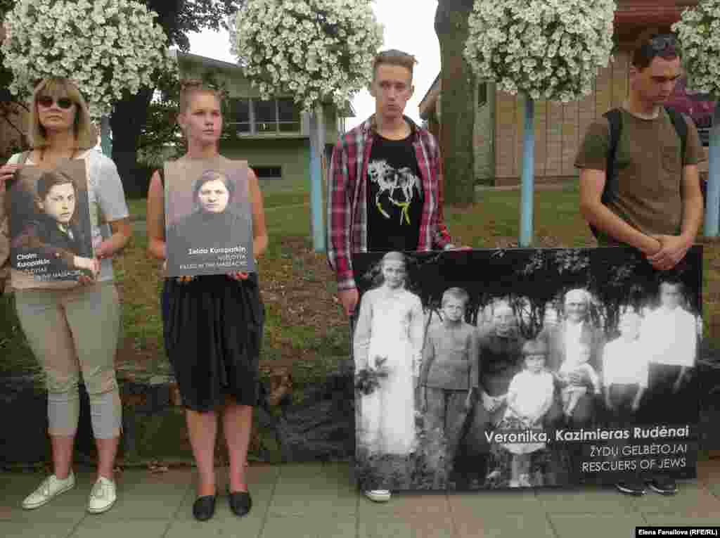 Молодые литовцы с фотографиями погибших в Холокосте и жителей города, которые спасали своих соседей