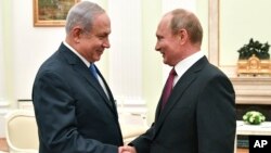 Израиль премьер-министрі Биньямин Нетаньяху Ресей президенті Владимир Путинмен кездесіп тұр. Мәскеу, 11 шілде 2018 жыл. 