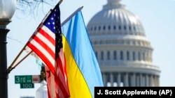 Український та американський прапори у Вашингтоні, знак солідарності США з українським народом, березень 2022 року