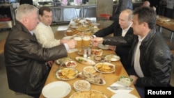 Михаил Шмаков отмечает Первомай 2012 года в компании Владимира Путина и Дмитрия Медведева