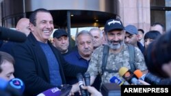 Armenia - Businessman Gagik Tsarukian (L) and protest leader Nikol Pashinian speak to reporters in Yerevan, 2 May 2018.