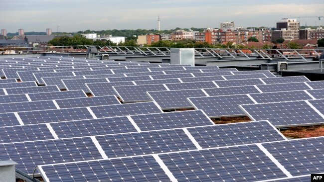 Solarni paneli u Lilu, Francuska, septembar 2013.