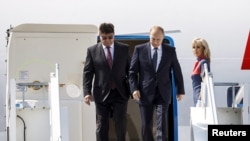 Посол Росії у Фінляндії Павло Кузнєцов (ліворуч) вітає президента Росії Володимира Путіна по прибуттю в аеропорт Гельсінкі в 2018 році