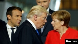 Доналд Трамп, Ангела Меркел ва Эммануэл Макрон дар саммити НАТО