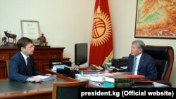 Алмазбек Атамбаев и Сапар Исаков. 4 ноября 2017 года.