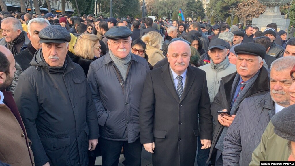 Müxalifət Xiyabana kiçik qruplarla buraxıldı