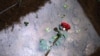 Ruža na grobu žrtve genocida u Srebrenici