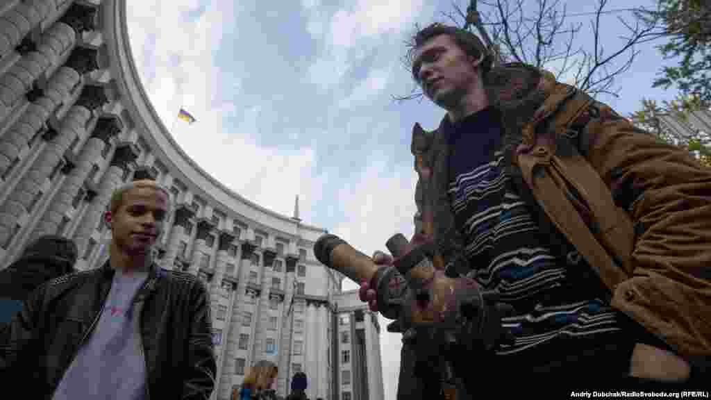 Один из участников митинга принес с собой «бонг», сделанный в виде булавы.