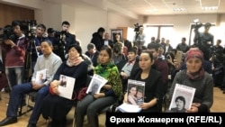 Граждане с фотографиями родственников, предположительно задержанных или осуждённых в Китае. Астана, 7 декабря 2017 года.