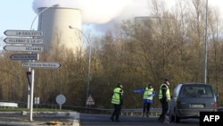 Полиция блокирует доступ к одной из АЭС близ Парижа - в связи с акцией Гринпис в декабре 2011 года