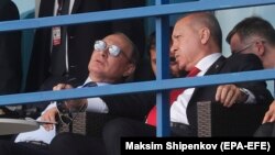 Russian President Vladimir Putin (left) and Turkish President Recep Tayyip Erdogan watch planes during the MAKS air show in Zhukovsky, outside Moscow, on August 27.