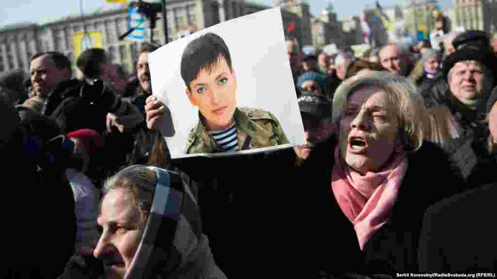 Після мітингу на Майдані Незалежності частина протестувальників пішла до російського посольства в Києві.