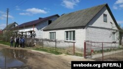 Садоўскія побач са сваім домам