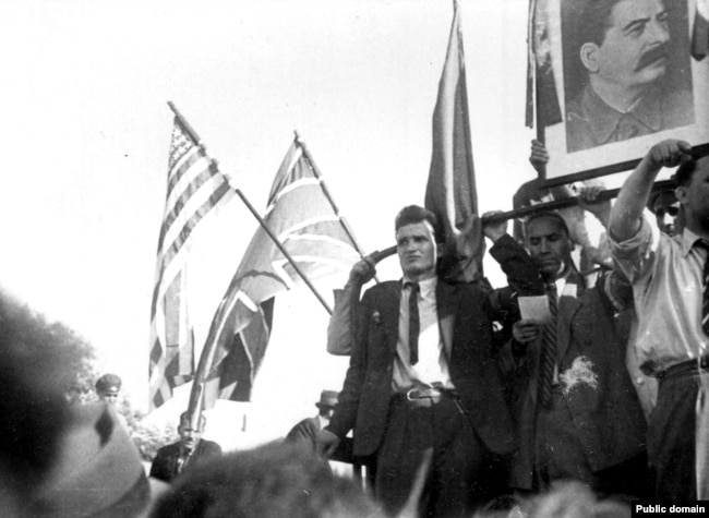 Бухарест приветствует советские войска, август 1944 года. Слева – будущий коммунистический диктатор Румынии Николае Чаушеску, тогда – молодой активист компартии