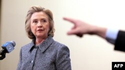 Hillary Clinton în 2015 dînd explicații la Washington în afacerea administrării e-mailurilor