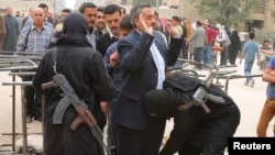 Սիրիա - «Ջաբհաթ ալ-Նուսրա» խմբավորման զինյալները խուզարկում են քաղաքացիական անձանց Հալեպի արվարձաններից մեկում, արխիվ