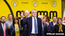 Лидер партии «Лело» Мамука Хазарадзе (в центре)