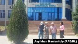 Учитель школы села Жанатурмыс Алматинской области Айман Сагидулла (справа) со своими сторонниками у Карасайского районного суда. Алматинская область, 18 августа 2016 года.
