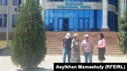 Жаңатұрмыс орта мектебінің мұғалімі Айман Сағидуллаева (оң жақта) өзін қолдаушылармен бірге Қарасай аудандық сот ғимараты алдында тұр. Алматы облысы. 18 тамыз 2016 жыл.