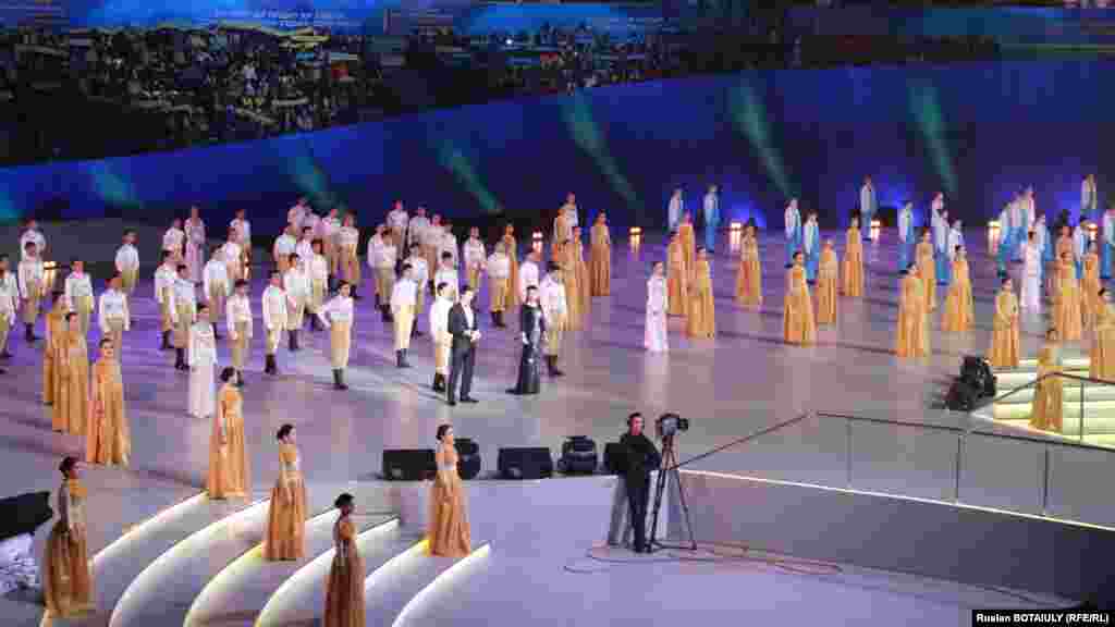 Артисты на сцене спортивного комплекса &quot;Сарыарка&quot; выступают в честь Дня первого президента. Астана, 1 декабря 2014 года.