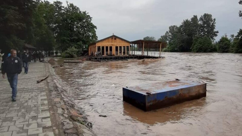 Poplave u Srbiji: Opada nivo reka, nastavlja se potraga za bračnim parom