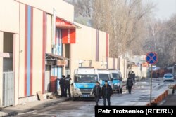 Полицейские автомобили в районе рынка «Ялян» в Алматы. 8 февраля 2020 года.