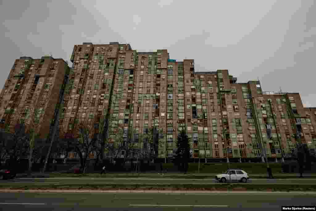 Брутализмот е карактеризиран со масивен и монолитски изглед и со огромни бетонски блокови.