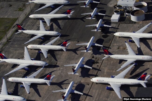 Aeroplanët jofunksionalë si pasojë e anulimit të fluturimeve.
