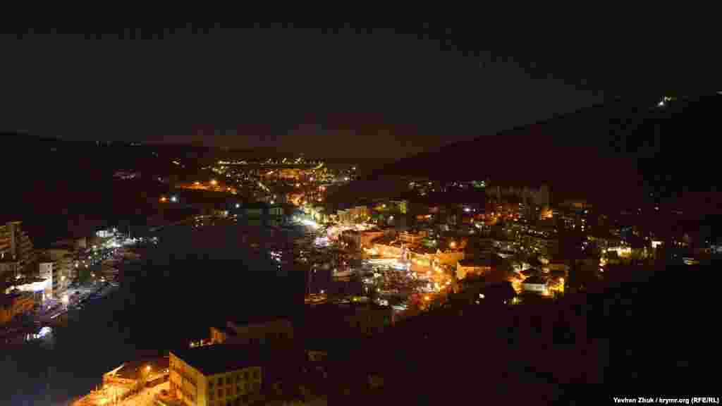 Ночная Балаклава. Вид с генуэзской крепости Чембало
