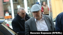 Иван Гешев със сив каскет преди заседание на Висшия съдебен съвет