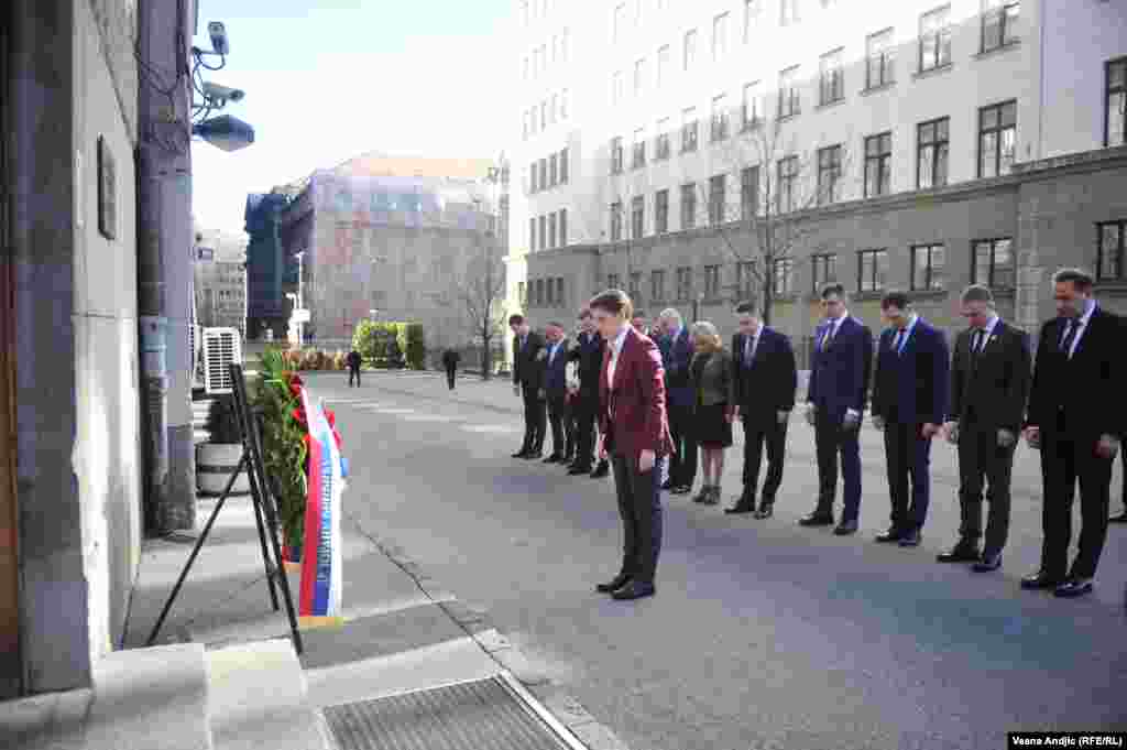 Zajedno sa premijerkom, poštu Đinđiću odali su i ministri Nebojša Stefanović, Siniša Mali, Rasim Ljajić, Zoran Djordjević, Branko Ružić, Slavica Djukić Dejanović, Mladen Šarčević, Nenad Popović, Goran Knežević, Branislav Nedimović, Zorana Mihajlović i Vanja Udovičić.