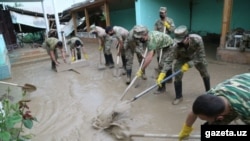 Военнослужащие Узбекистана участвуют в очистке затопленных районов Сырдарьинской области.