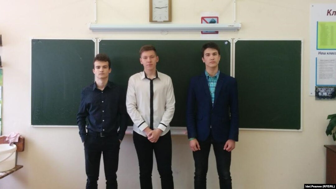 Николай Воротнев c одноклассниками (крайний справа)