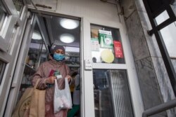 Женщина выходит из аптеки. Алматы, 18 марта 2020 года.