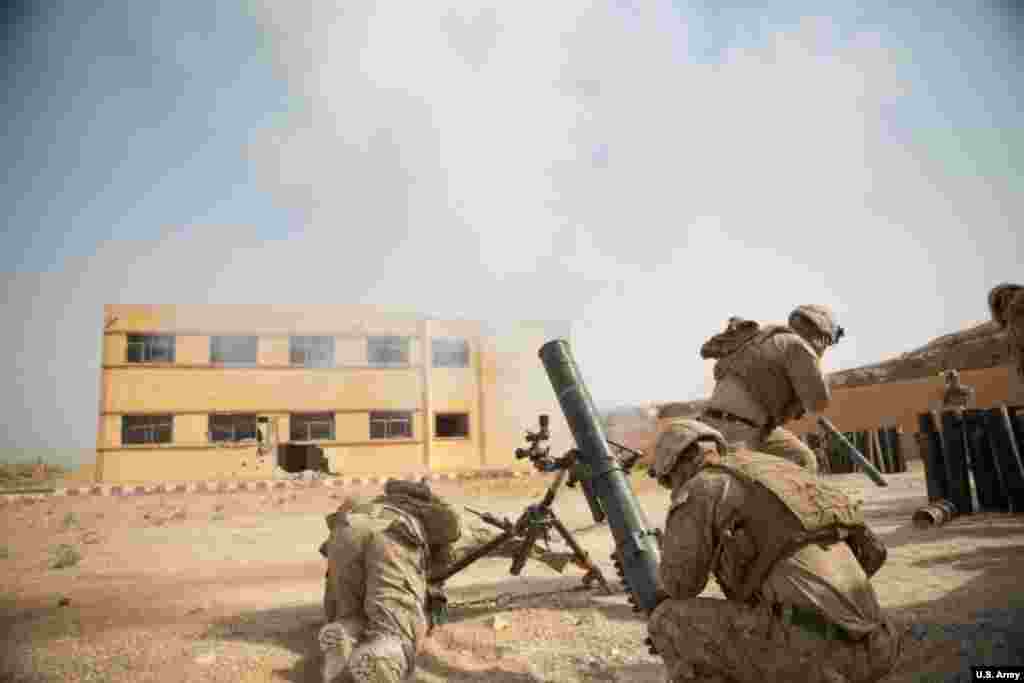 Salvă de mortier trasă de pușcașii marini americani împotriva pozițiilor grupării Statul Islamic (ISIS) în estul Siriei în octombrie 2018 . Forțele americane au lansat atunci și o misiune de capturare „viu sau mort” a celor mai importanți lideri ISIS.
