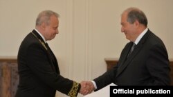 Новоназначенный посол России в Армении Сергей Копыркин (слева) и президент Армении Армен Саркисян, Ереван, 7 июня 2018 г.
