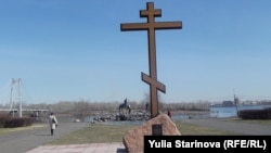 Памятный крест на том месте, где планируется строительство собора