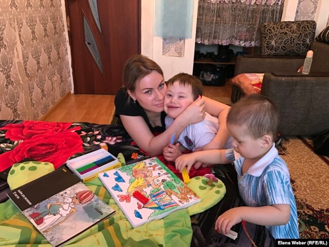 Ирина Жетписова, мама троих детей, один из которых родился с синдромом Дауна. Темиртау, 12 декабря 2018 года.