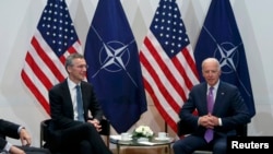 Під час переговорів тодішнього віцепрезидента США Джо Байдена з генеральним секретарем НАТО Єнсом Столтенберґом. Мюнхен, лютий 2015 року