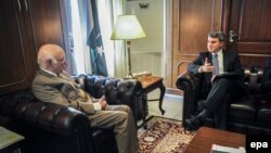 Sartaj Aziz (L) Pakistan's advisor on Foreign Affairs and National security during talks with US Special Representative for Afghanistan and Pakistan, Dan Feldman (R) during their meeting in Islamabad, Pakistan, 28 October 2014.